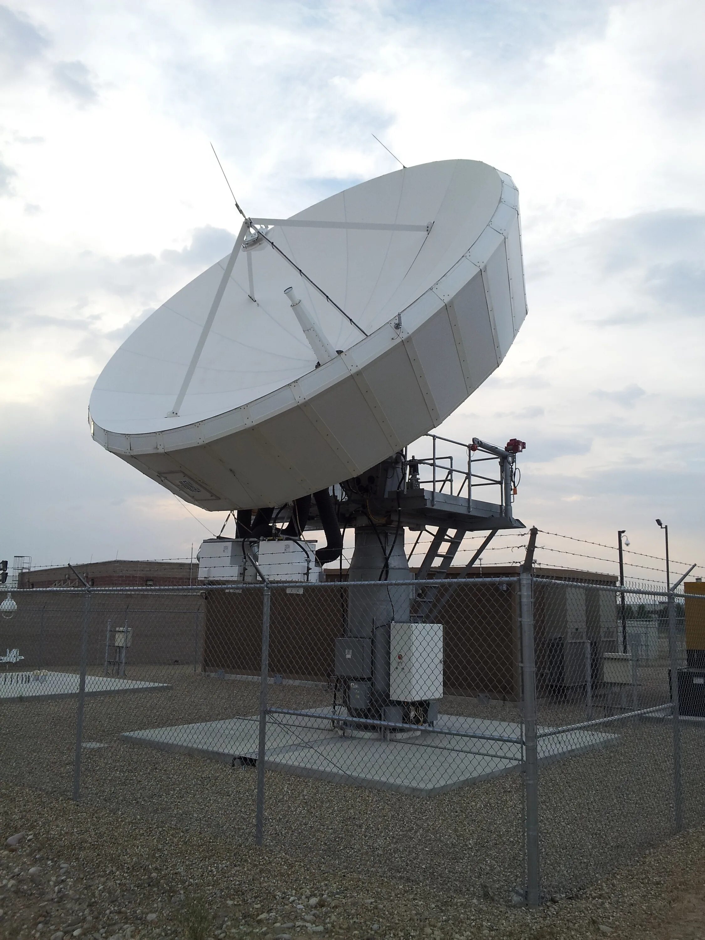 Земная станция связи. VSAT станция спутниковой связи. Терминальная земная спутниковая станция «ТЗС-074». Центральная земная станция VSAT. Наземная станция.
