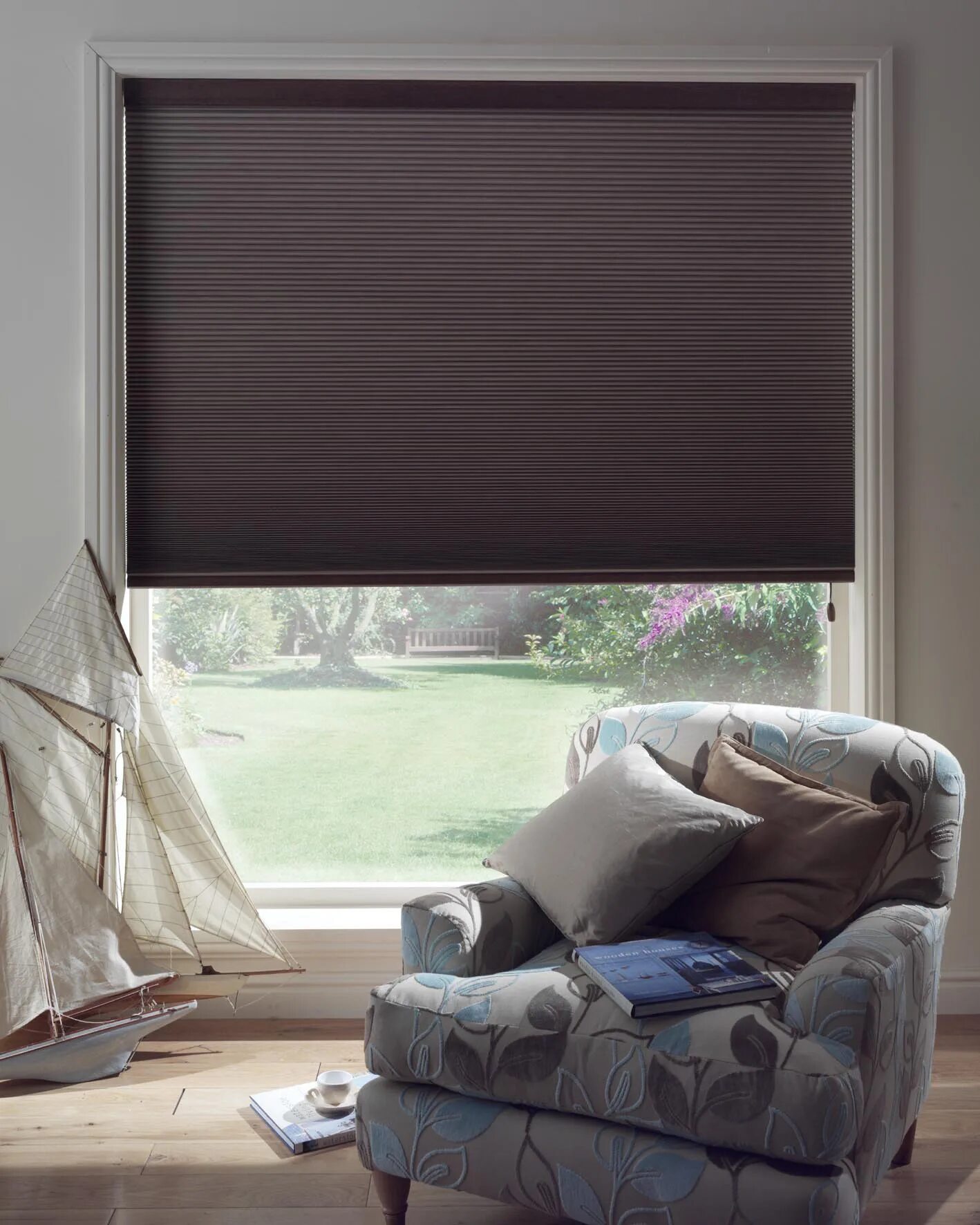 Роллайты блэкаут. Тканевые жалюзи hunter douglas. Рулонные шторы на балконные окна. Рулонные шторы на балкон. Hunter douglas жалюзи плиссе.