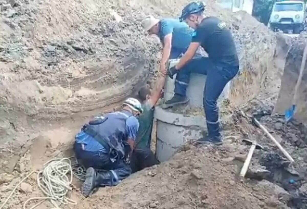 Засыпало землей. Рабочих засыпало в траншее. рабочего засыпало землей. обвал грунта. обвалилась траншея.
