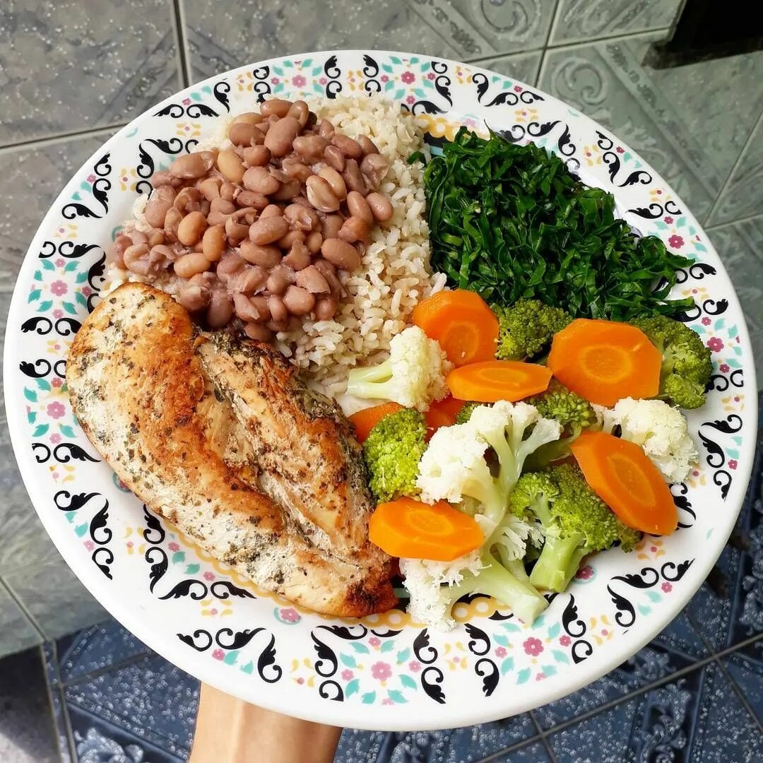 картошка с котлетой. отбивная с гарниром. картофельное пюре с котлетой. гарнир к котлетам. обед куриная грудка и спагетти.