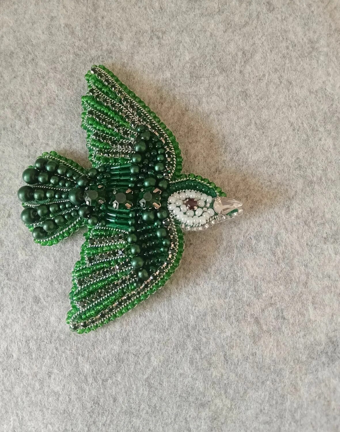 Магазин зеленая птичка бисер. Магазин зеленая птичка бисер. Магазин зеленая птичка бисер. Брошь колибри крючком. Брошь зеленая.