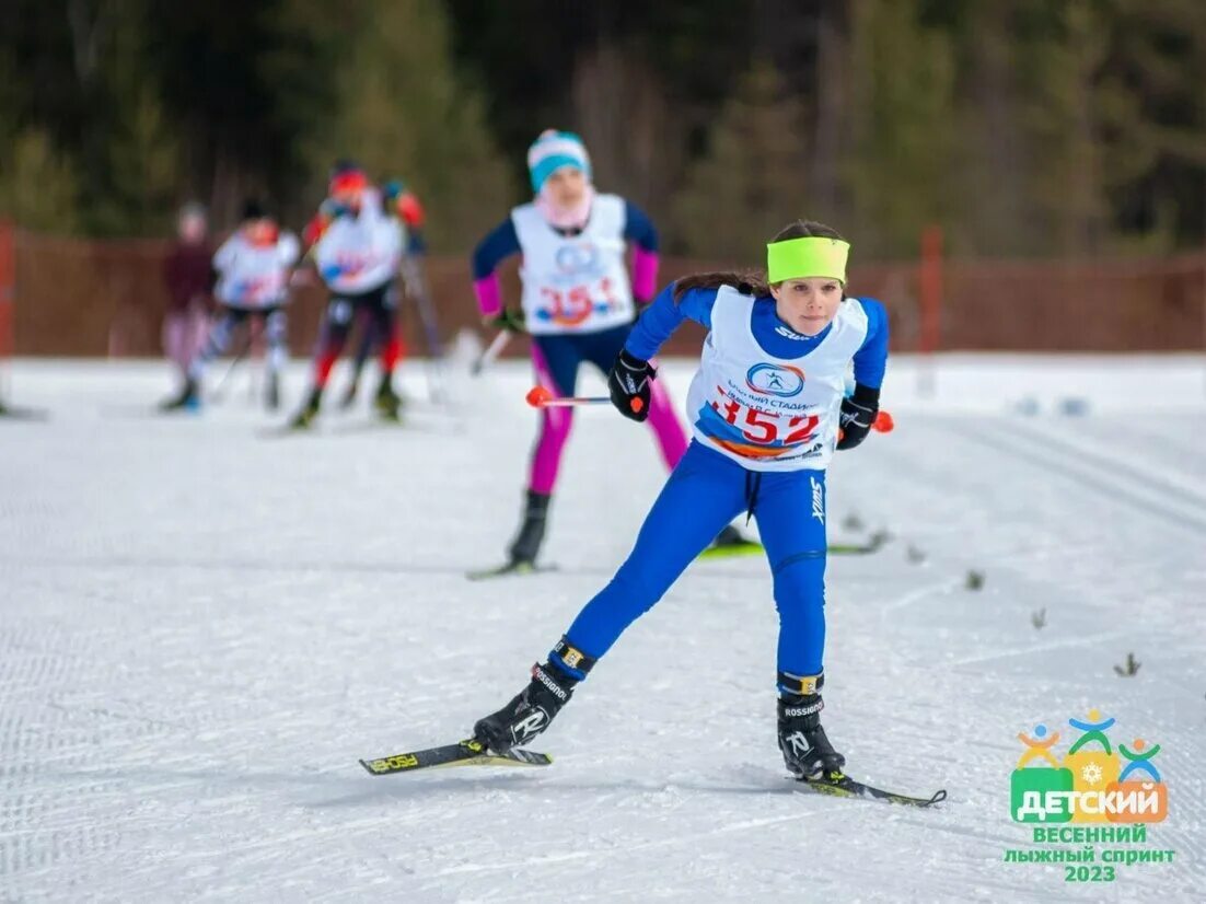 Лыжники дети. Лыжный спорт. Горнолыжный спорт дети. Спринт лыжных гонок.