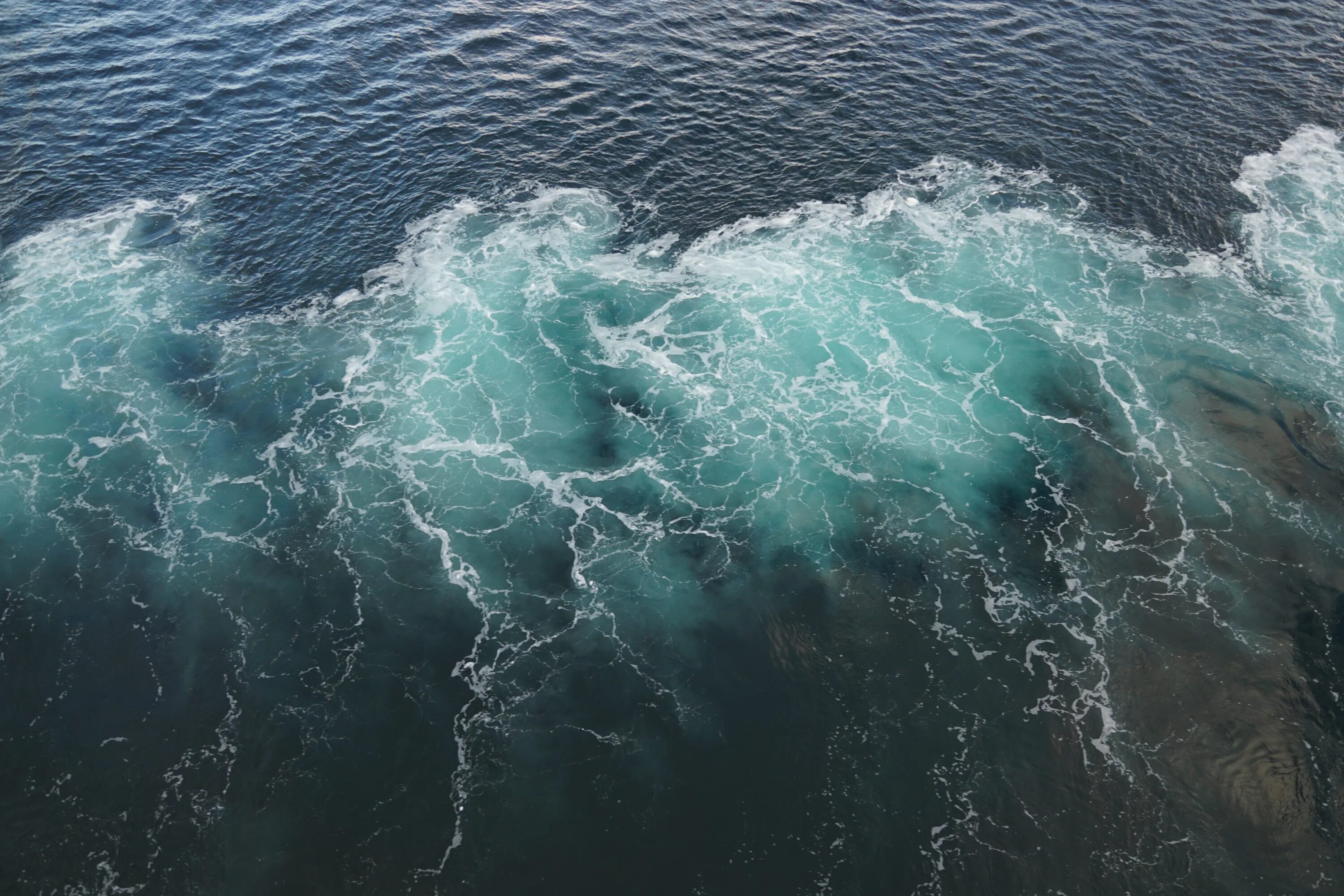 Вода океанов и морей составляет. Вода океан. Волны под водой. Волны на воде. Темные воды.