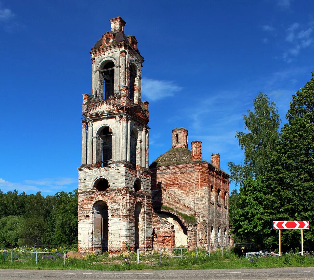 Церкви ростовского района ярославской области. Воскресенское Ярославская область храм Воскресения. Храм Петровское Воскресенский район. Церковь Воскресения Христова Воскресенск Погост. Ростовский район церкви Ярославская область.