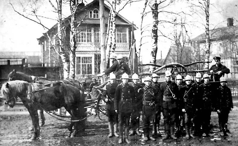 1891 году родоначальник российского пожарного добровольчества. Добровольческие пожарные дружины Санкт Петербург 19 век. 1803 Учреждена Санкт-Петербургская пожарная команда. Пожарные СПБ начало 20 века. Деревня гражданка Петербург.