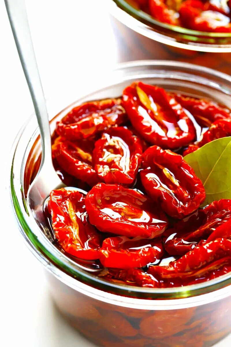 Вяленые томаты в домашних условиях фото. Sundried Tomatoes томаты вяленые. Итальянские вяленые томаты. Вяленые помидоры в домашних. Сушеные помидоры в масле.