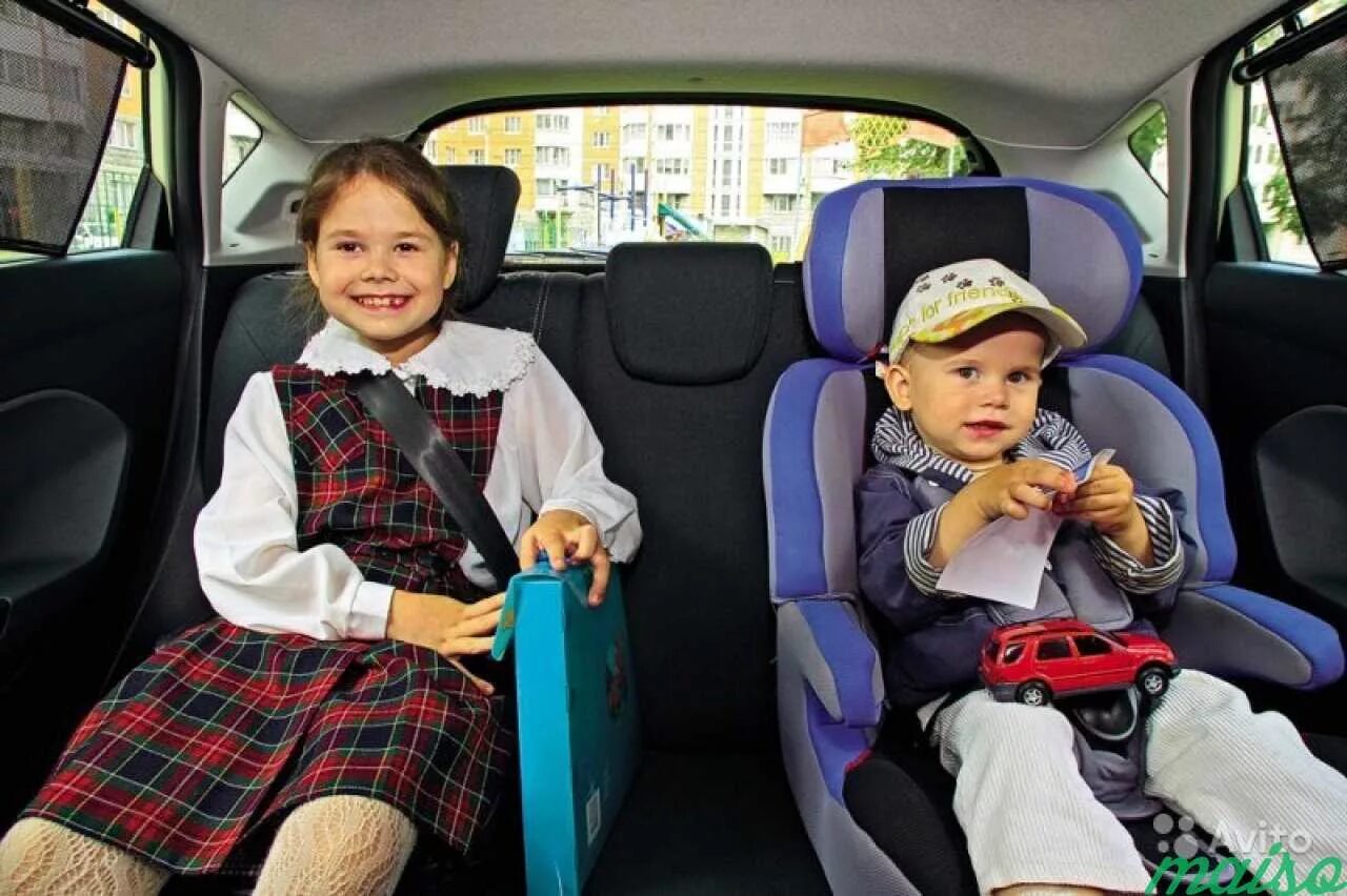 Правила перевозки детей 2024 в легковом автомобиле. Автомобиль для детей. Ребенок в детском кресле. Школьник в машине. Пассажир на заднем сидении.