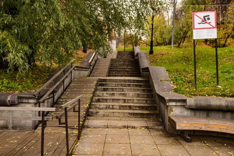 Пр горок пр тихнуть. Нескучный сад Ленинский проспект. Нескучный сад усадьба Трубецких. Нескучный сад в Москве метро. Нескучный сад в Москве лестница у набережной.