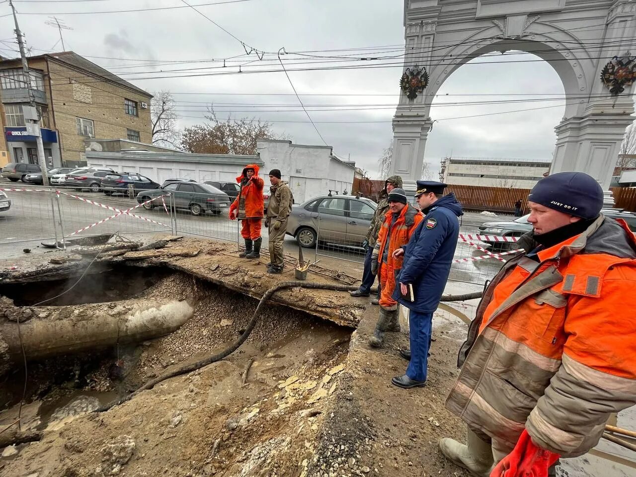 Новости про 2023. Прорыв трубы водоснабжения. Прорыв трубы теплотрассы. Прорыв трубы Омск. Аварии на коммунальных газопроводах.