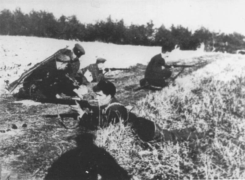 Партизаны дорог. Апрель 1943 г. Военнослужащие вермахта у взорванной партизанами железной дороги. Партизаны подрывают полотно железной дороги. Партизаны дорог.