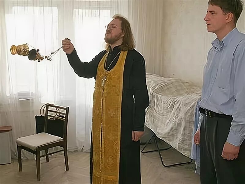 Православные вещи. Освещение квартиры батюшка. Православные обряды. Освящение жилища священником. Освятить квартиру свечой и святой водой.