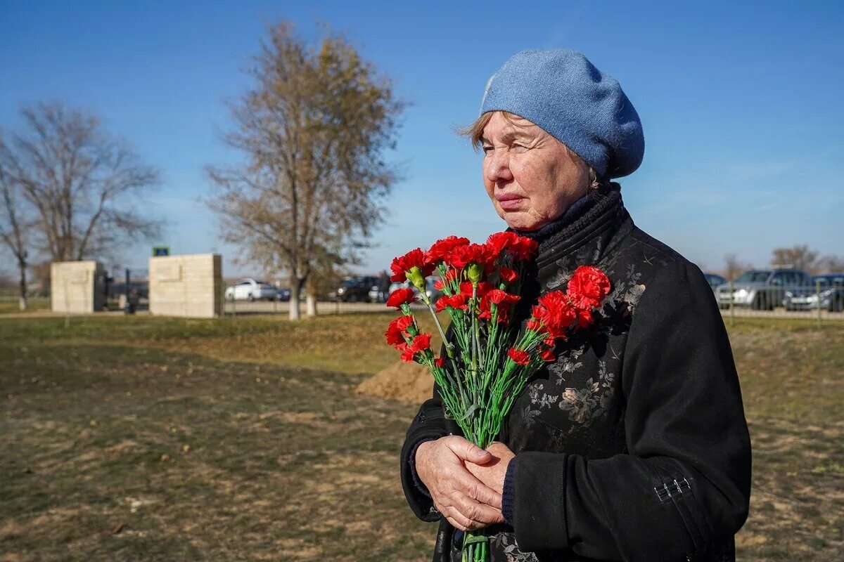 Известные люди жившие в волгоградской области. Житель осажденного Сталинграда фото. Буклетик сталенградчкий битвы. Леди Соловей Сталинград. Девочка с васильком Сталинград.