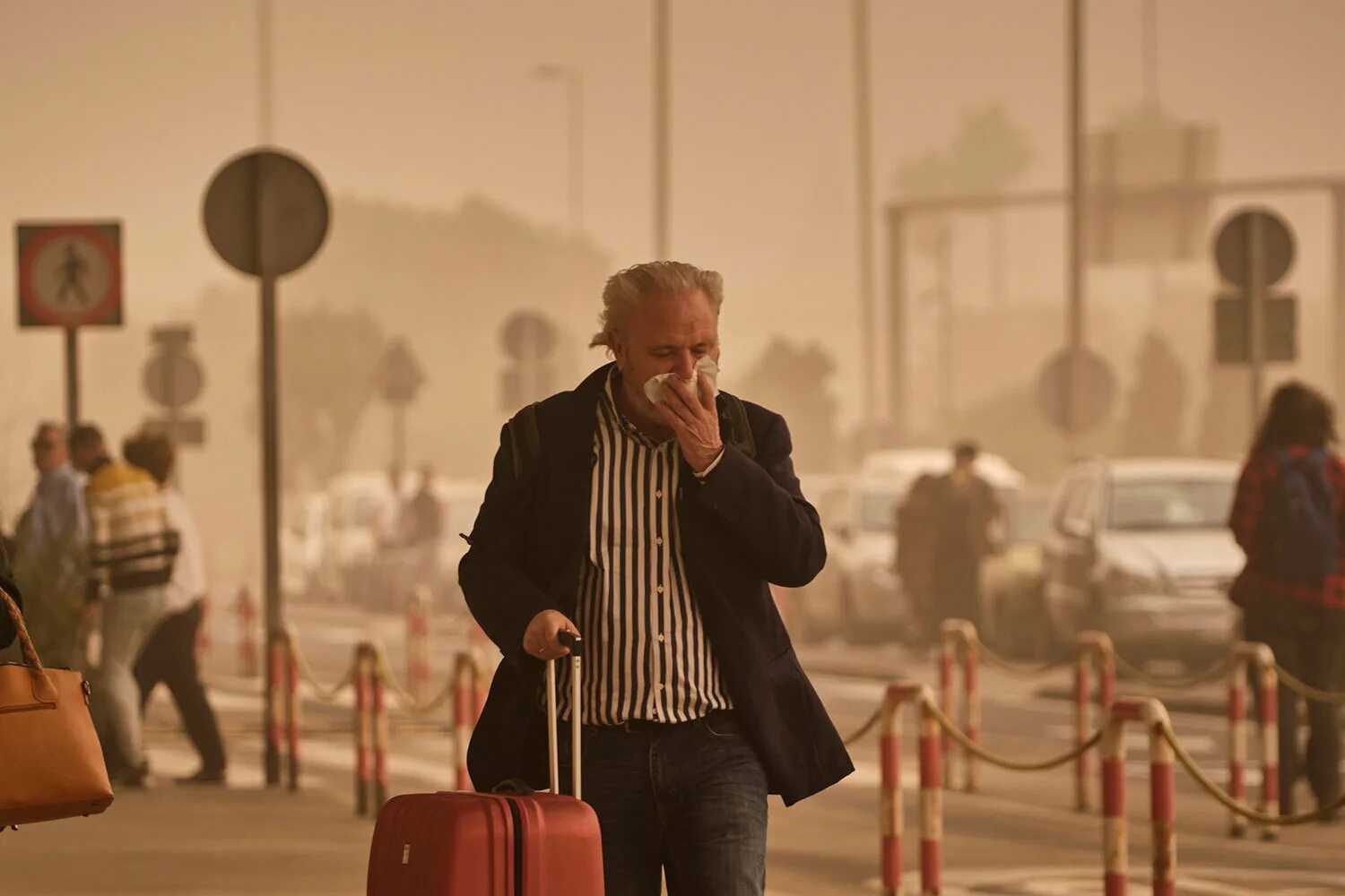 Leave the island. Песчаная буря в Испании. Песчаные бури на Канарских островах. Фото Sandstorm in Airport.