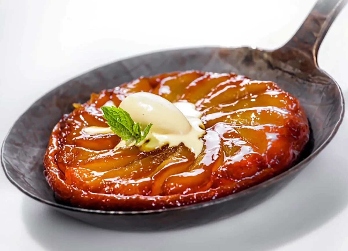 Яблочный тарт татен. Французский яблочный пирог тарт татен. Татин. Яблочный пирог тарт татен. Французский пирог тарт татен.