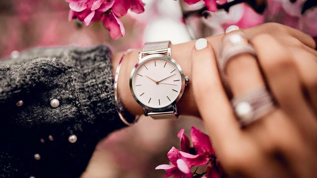 Девушка с часами. Красивая девушка с часами. Красивые часы. Стильные наручные часы.