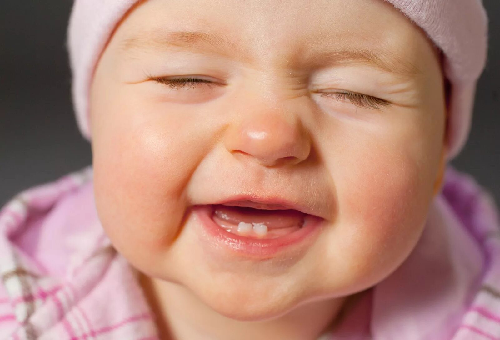 Первый зуб возраст. Улыбка ребенка. Малыш улыбается.