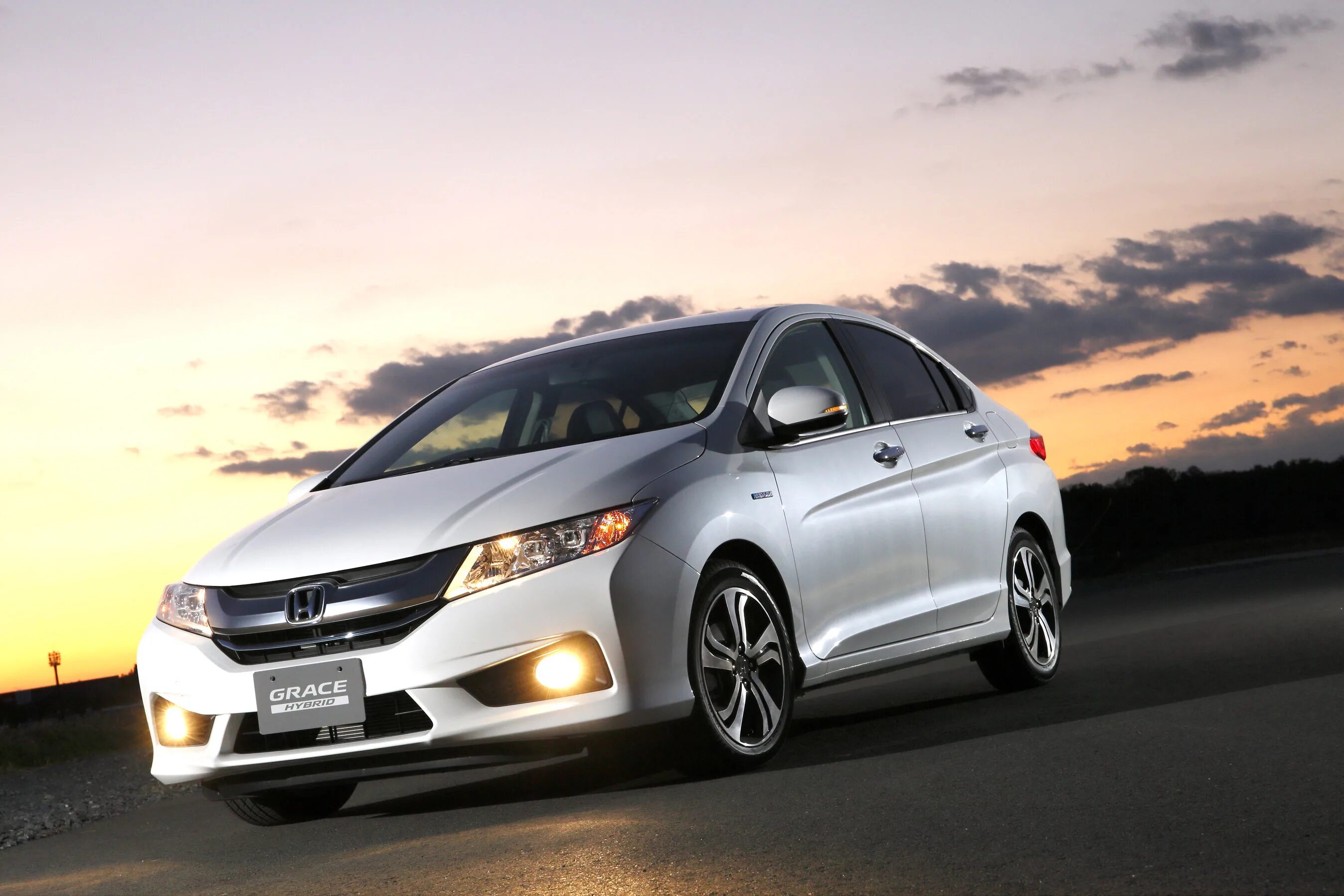 Honda. Хонда Грейс 2015. Honda Hybrid 2015. Honda Grace Hybrid 2014. Хонда гибрид 2015.