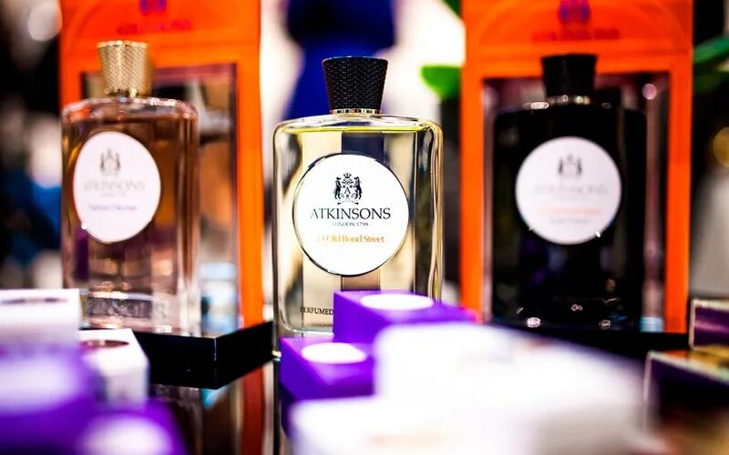 Королевский парфюмерный дом. Полки с нишевой парфюмерией в летуале. Английского парфюмерного бренда Atkinsons. Английского парфюмерного бренда Atkinsons реклама.
