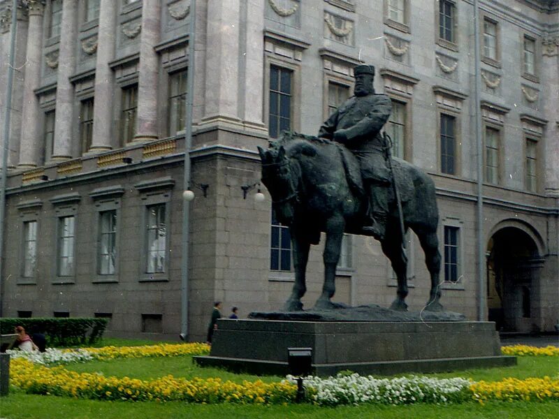 Памятник александру 3 в санкт. Памятник Александру III Паоло Трубецкого. Памятник Александру 3 Трубецкой. Памятник Александру III В Петербурге. Мраморный дворец Санкт-Петербург памятник Александру 3.