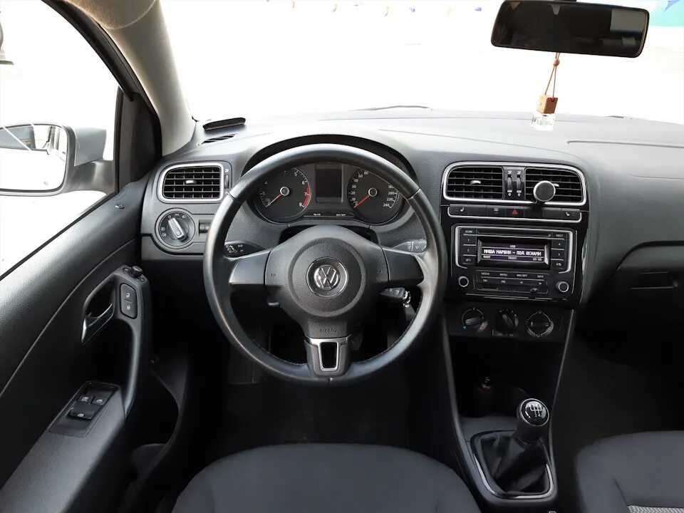 Volkswagen polo 2014 интерьер. Фольксваген поло 2023 салон. Фольксваген поло салон внутри 2014. Фольксваген поло седан 2012 салон. Фольксваген поло 2014 комплектации.