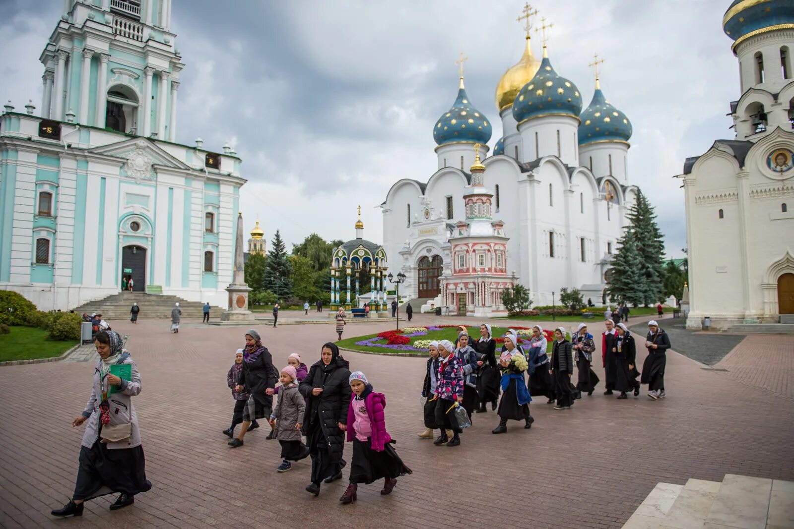 Свято-Троицкая Сергиева Лавра паломники. Экскурсия монастырь Троице-Сергиева Лавра. Троице Сергиева Лавра паломники. Lavra Свято Троицкая Сергиева Лавра. Досуг сергиевом посаде