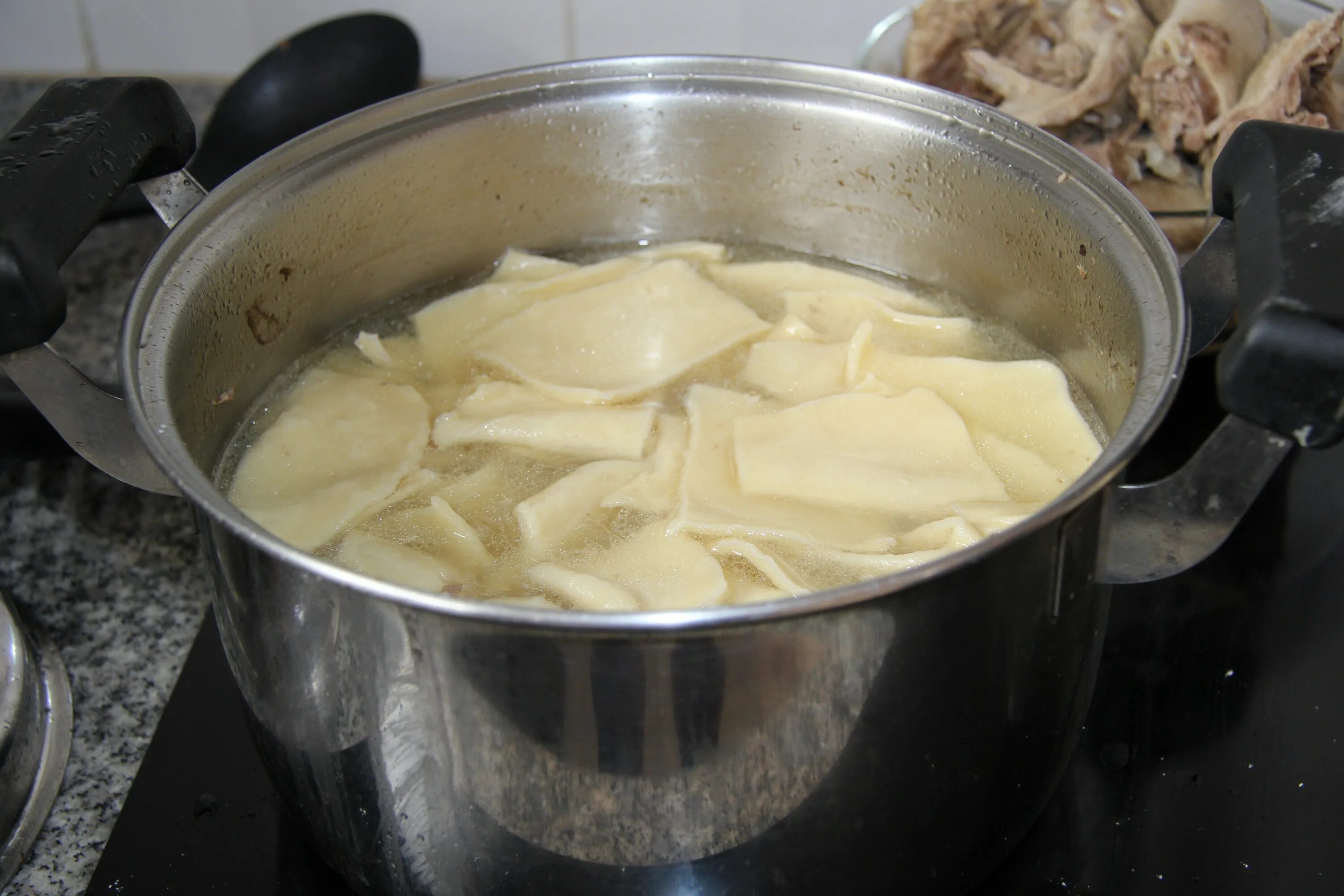 Сколько варить тесто. Вареники в пароварке. Как варить пельмени. Добавлять частями муку. Сколько варить тесто.