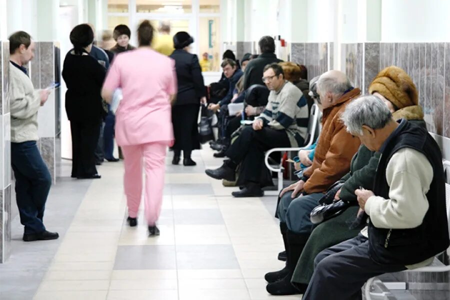 Очередь пациентов. Пациенты в поликлинике. Очередь в поликлинике. Очередь пациентов к врачу.