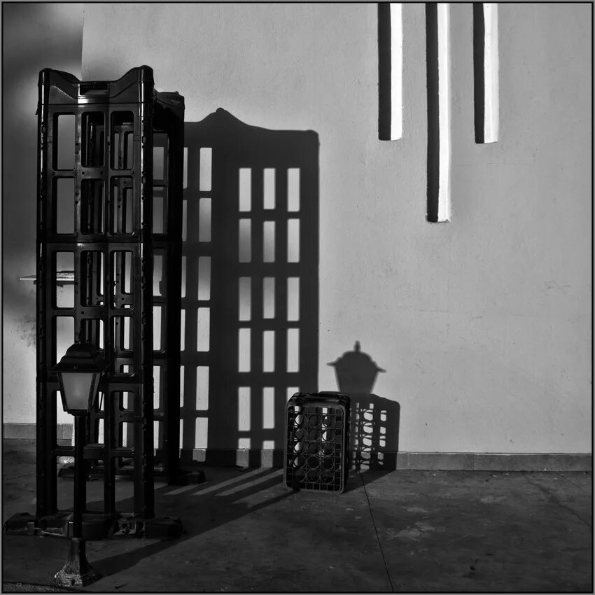 темнота грусть. 6 теней семья. место в тени 7 букв. тень мужчины. монохромные фотографии.