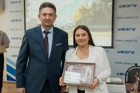 Вручение производил