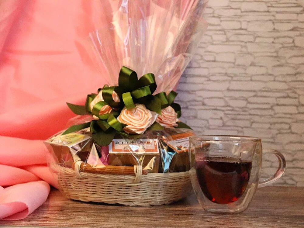 Кофе и конфеты в подарок. Корзина с чаем. корзинки подарочные с кофе и цветами. корзинка с розами и чаем. подарок с чаем красиво.