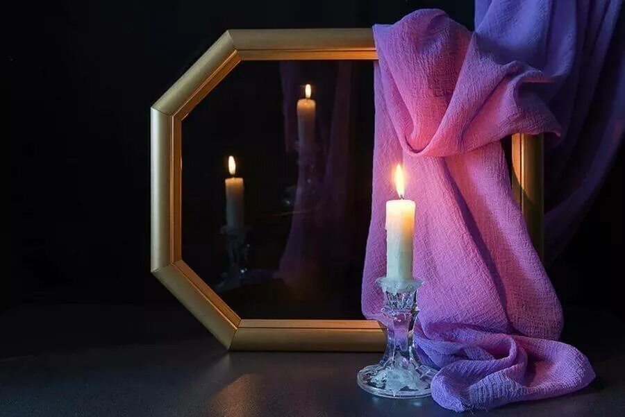 Свеча отражается в зеркале. Красивые свечи. Магические свечи. Фиолетовые свечи. Зеркало и свеча.