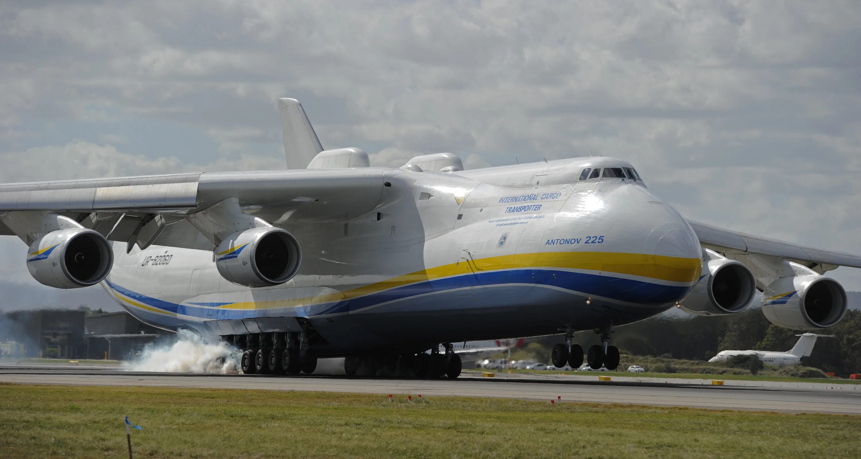 Большие российские самолеты. Самолет Мрия АН-225. Грузовой самолет АН 225 Мрия. Антонов 225 Мрия. АН 124 И АН 225.