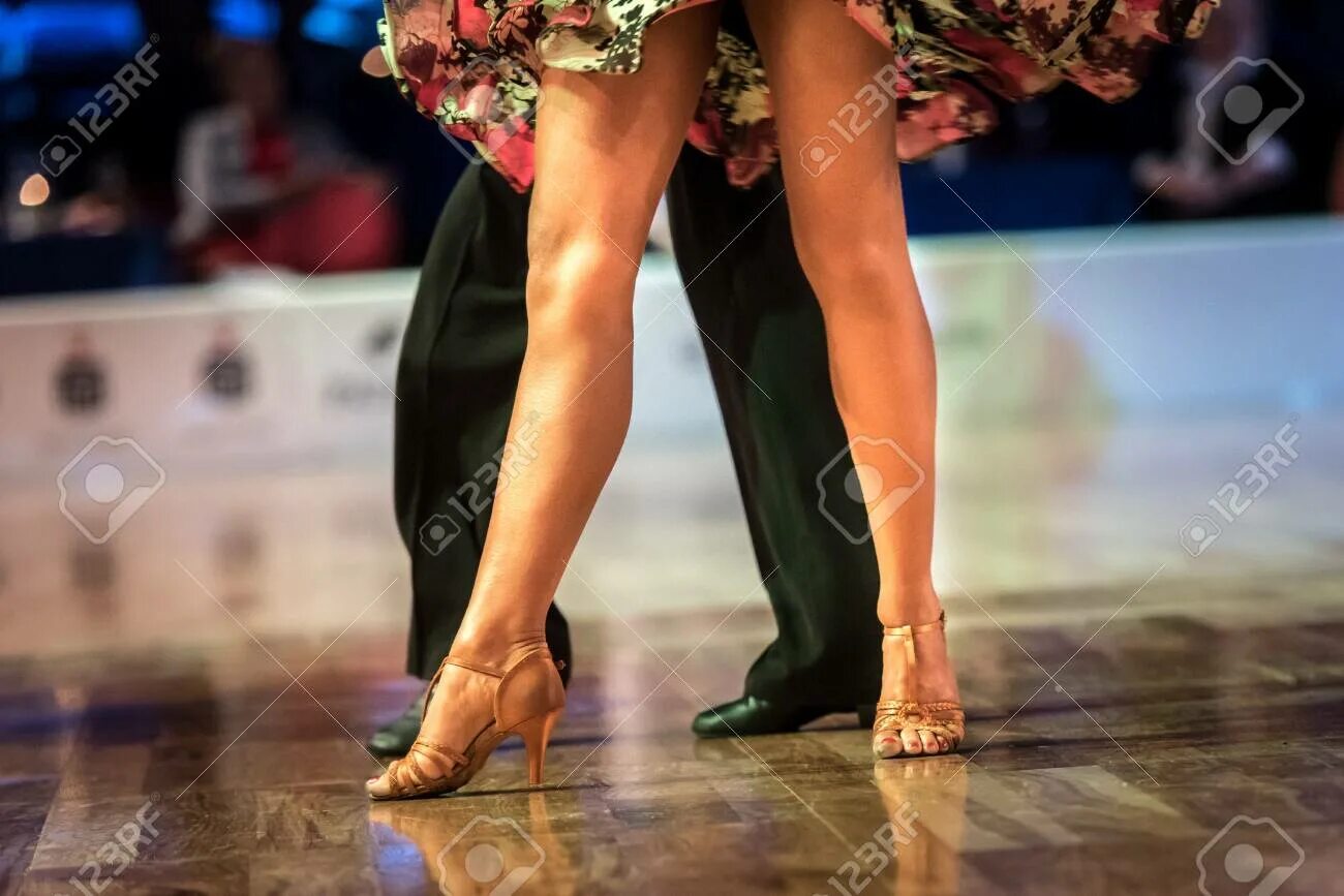 Где танцуют ногами. Бальные танцы стопы. Латиноамериканские танцы ноги. Ноги бальных танцовщиц. Ноги танцовщиц латиноамериканских танцев.