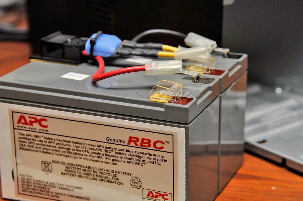 Apc batteries. ИБП APC Smart-ups 750. APC Smart-ups 750 батареи. Аккумулятор для ИБП APC 750. Коннектор АКБ для Smart ups APC 750.