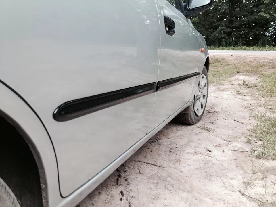 Хендай акцент молдинги дверей. Hyundai accent молдинги. Хендай акцент молдинги дверей. Хундай акцент 2006 задний левый молдинг двери артикул. Покраска хендай акцент.