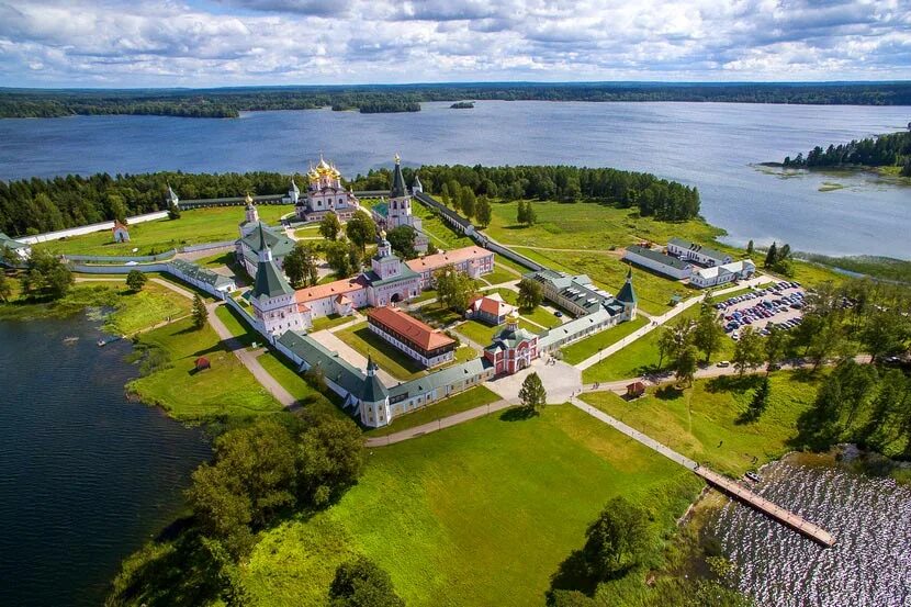 Новгородская область интересные. Иверский монастырь Великий Новгород. Иверский монастырь на Валдае. Иверский монастырь на Валдае на озере. Иверский Валдайский монастырь (г. Валдай).