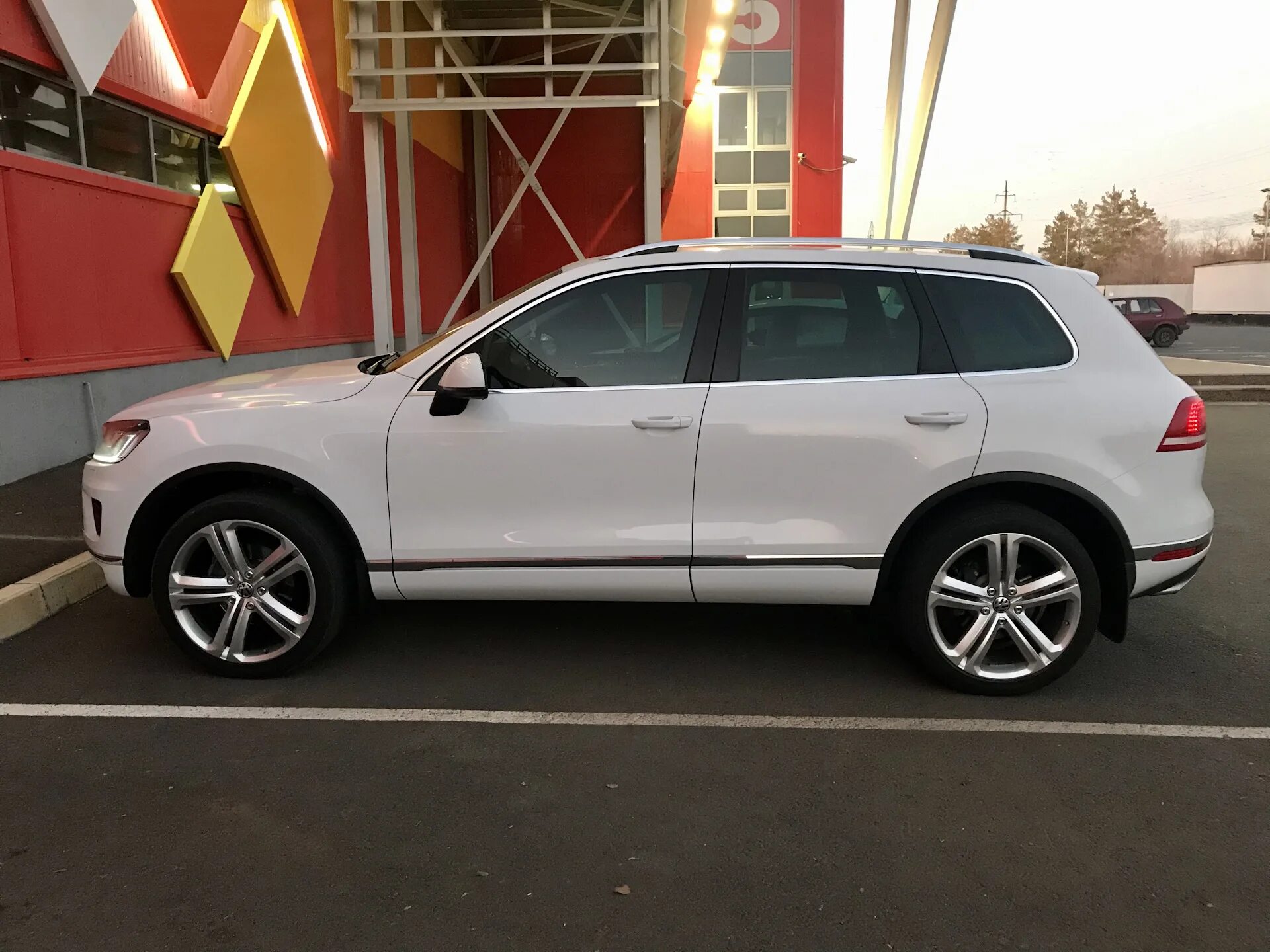 Vw touareg r22. Vw touareg r20. Диски vw touareg r18. Vw touareg nf r21. Volkswagen touareg gp r20.