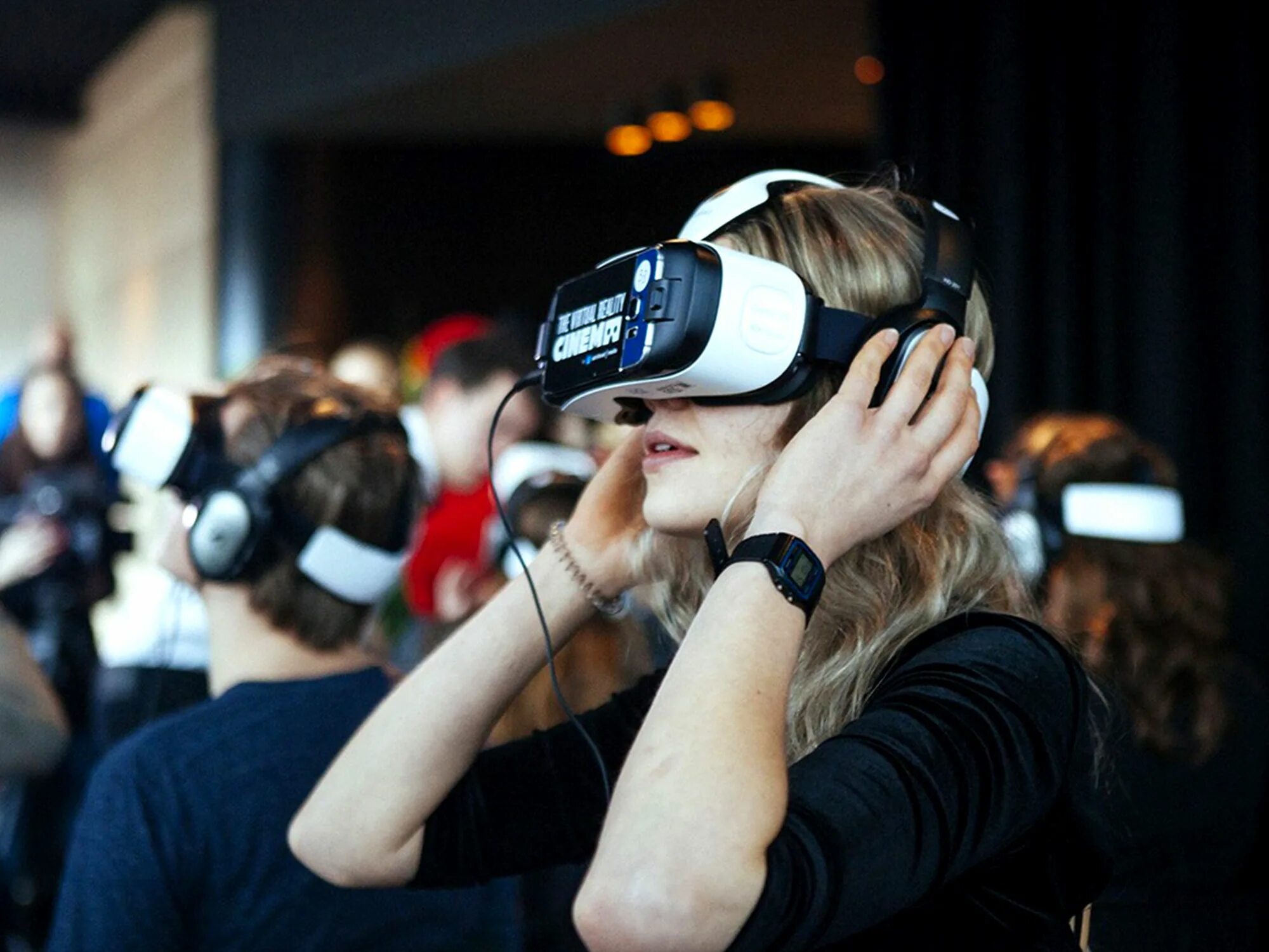 Vr театр. Vr кинотеатр. 5 д виртуальная реальность. Кинотеатр виртуальной реальности. Кино про виртуальную реальность.