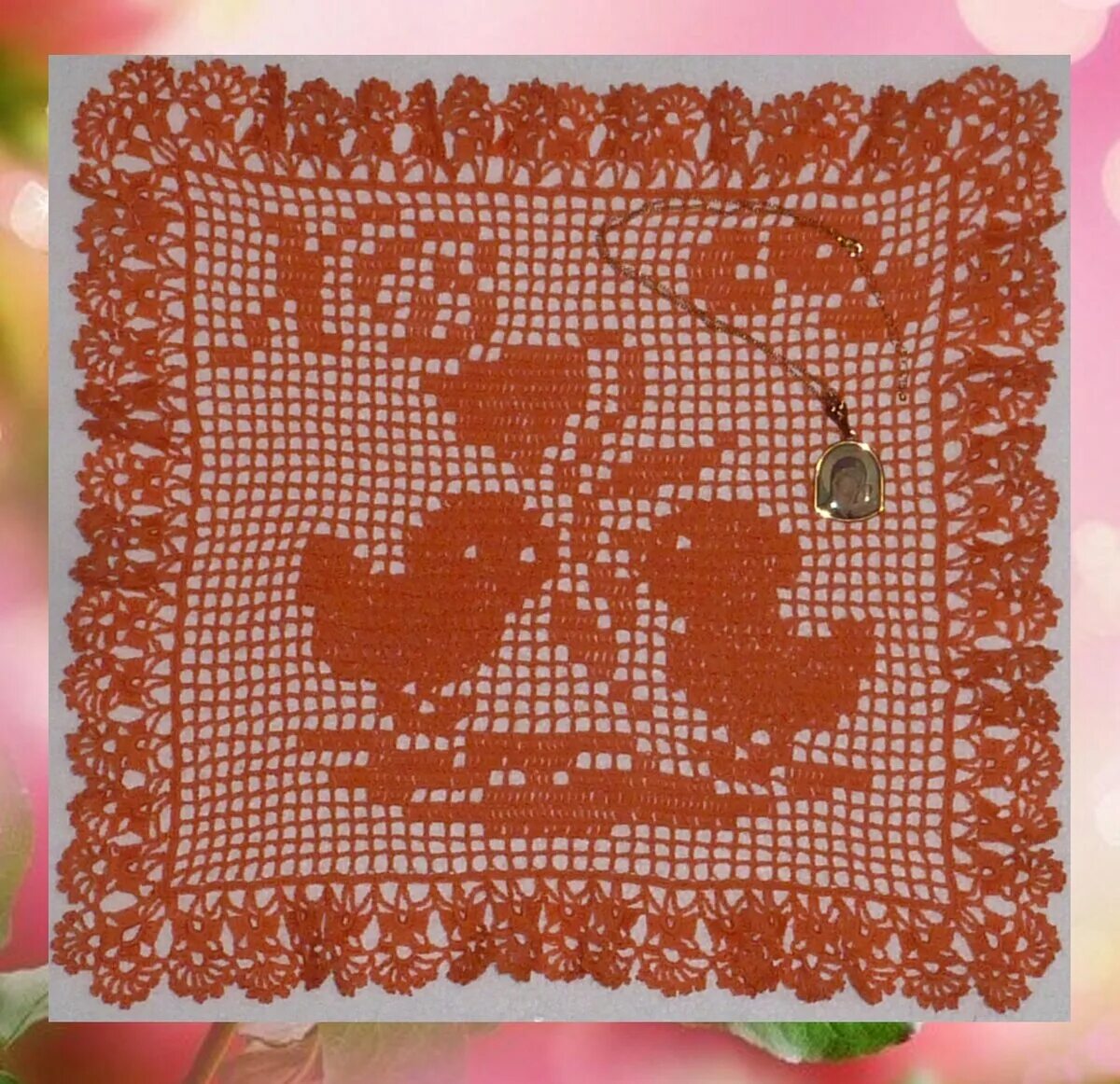 Салфетка пасхальная крючком в технике филейного. Филейные салфетки пасхальные. Пасхальные салфетки крючком. Филейная салфетка к Пасхе. Вязаная Пасхальная салфетка.