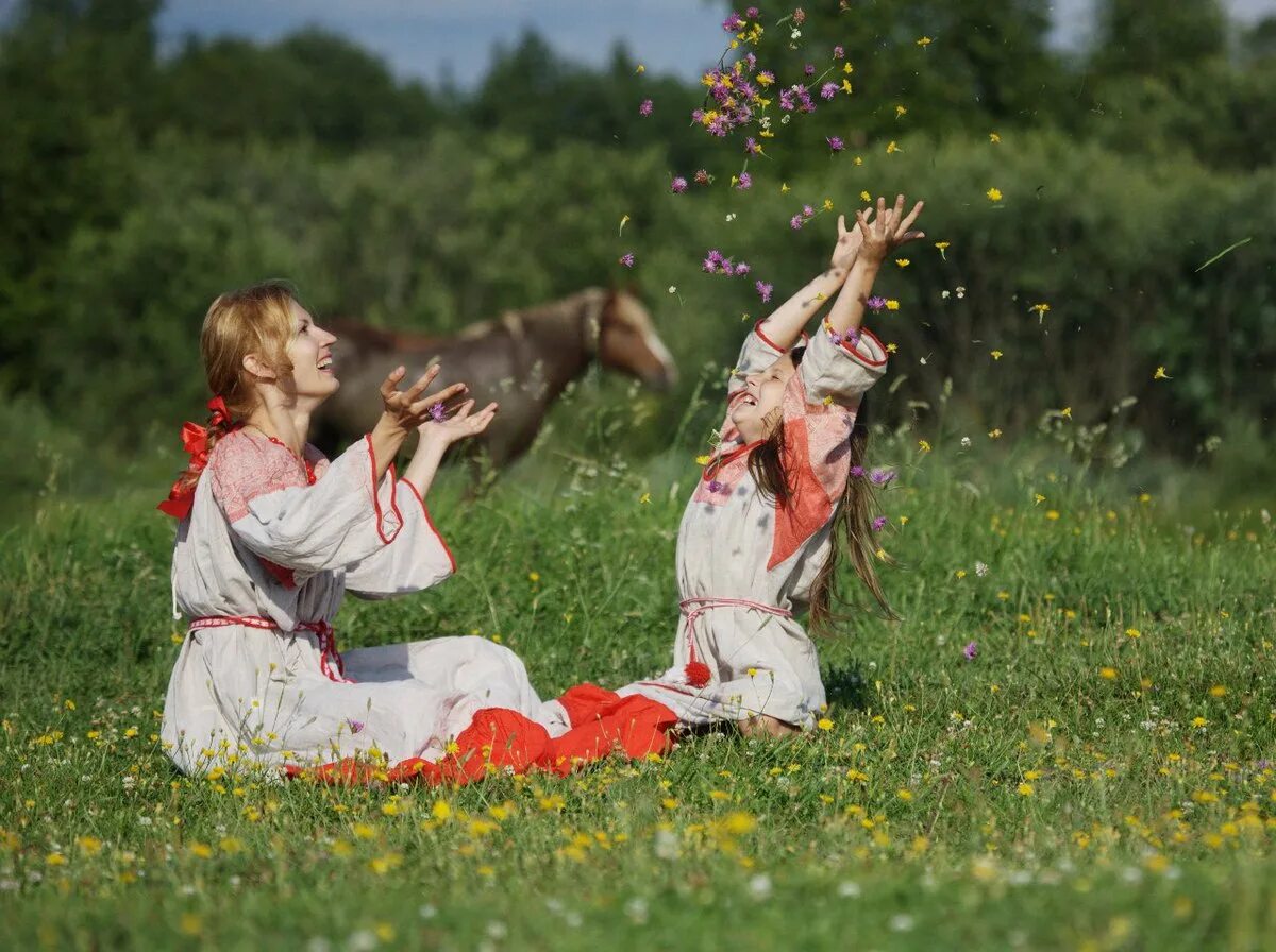 Славянское утро. Славянская фотосессия. Славяне. Славянская женщина с ребенком. Доброе утро славяне