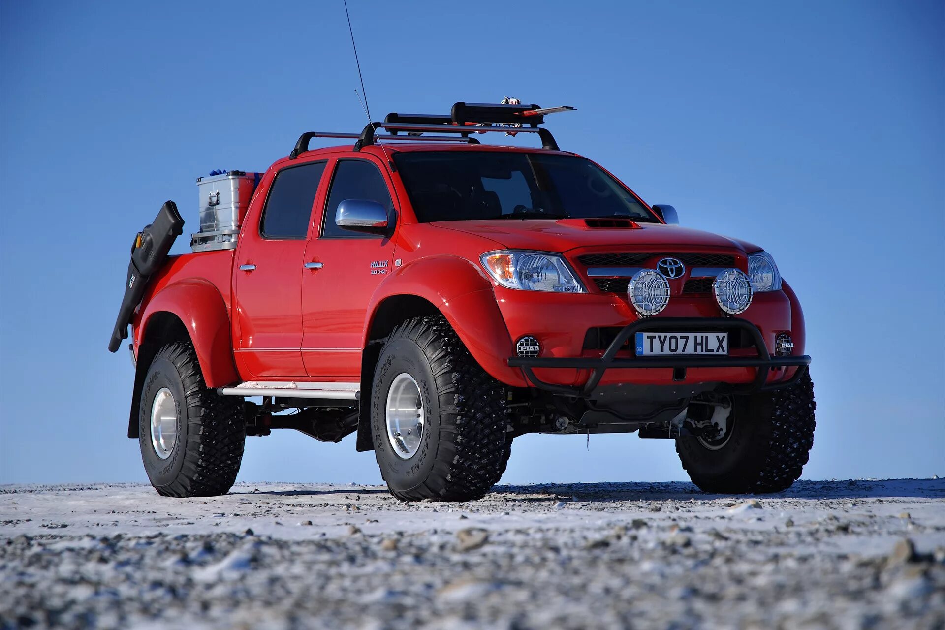 Какую полноприводную машину. Hilux Arctic Trucks. Джип Тойота Хайлюкс. Пикап Тойота Хайлюкс Арктик трак. Тойота Hilux Arctic Trucks.