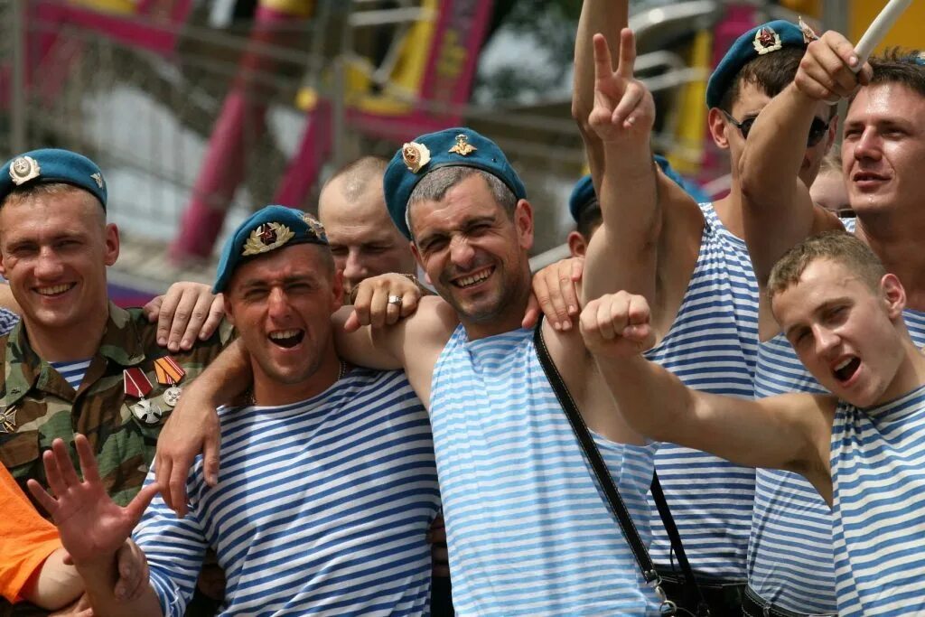 Красивый десантник. Зарплаты десантников. Зарплата контрактника. Десантник в тельняшке. Зарплаты десантников.