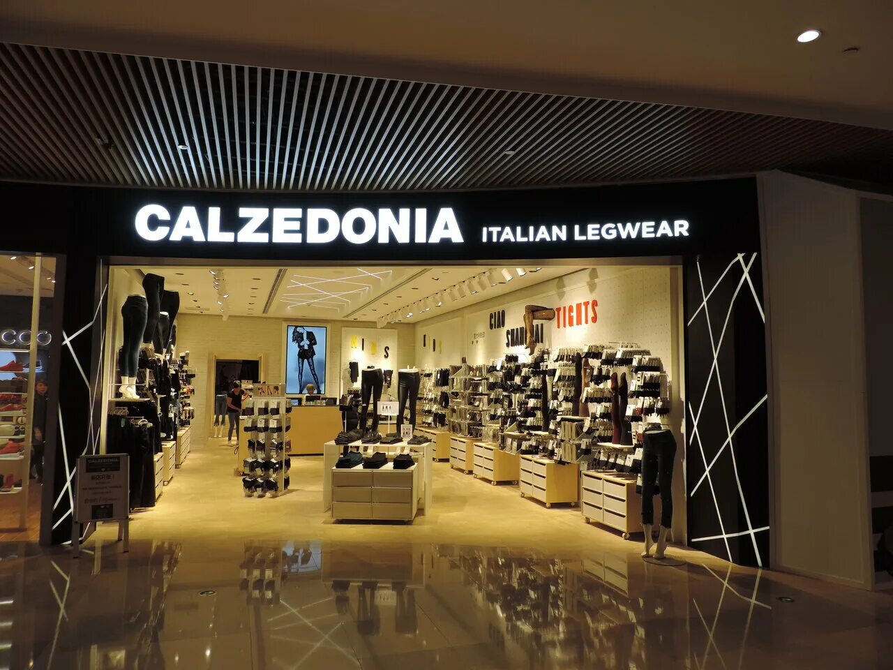 Сайт кальцедония интернет магазин. Calzedonia магазин. Кальцедония Москва. Кальцедония магазины Москва. Calzedonia фото магазина.