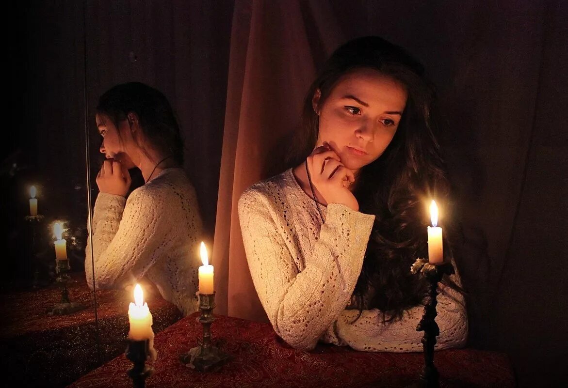 Девочки гадаю. Девушки гадают. свеча перед зеркалом. фотосессия рождественские гадания. девушка перед свечой.