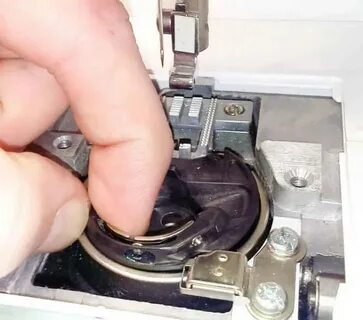Как вставить челнок в швейную