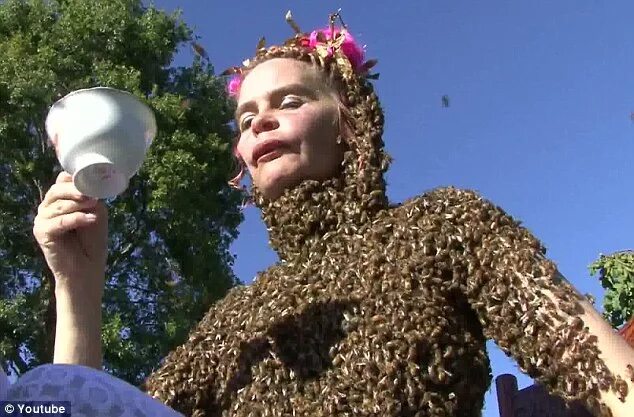 Королева пчел: американка носит на себе одежду из пчел