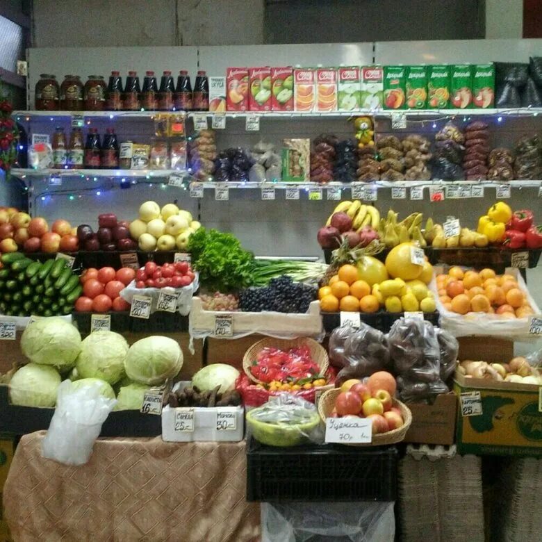 Помещение в аренду в москве под овощи фрукты. Помещение под продажу овощей и фруктов. Выкладка овощей и фруктов в торговой палатке. Сниму под фрукты. Магазин овощи фрукты помещение.