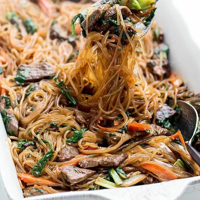 Чапчхэ фунчоза по-корейски. Чапчхэ фунчоза по-корейски. Лапша корейская noodle. Жареная лапша. Рецепт лапши.