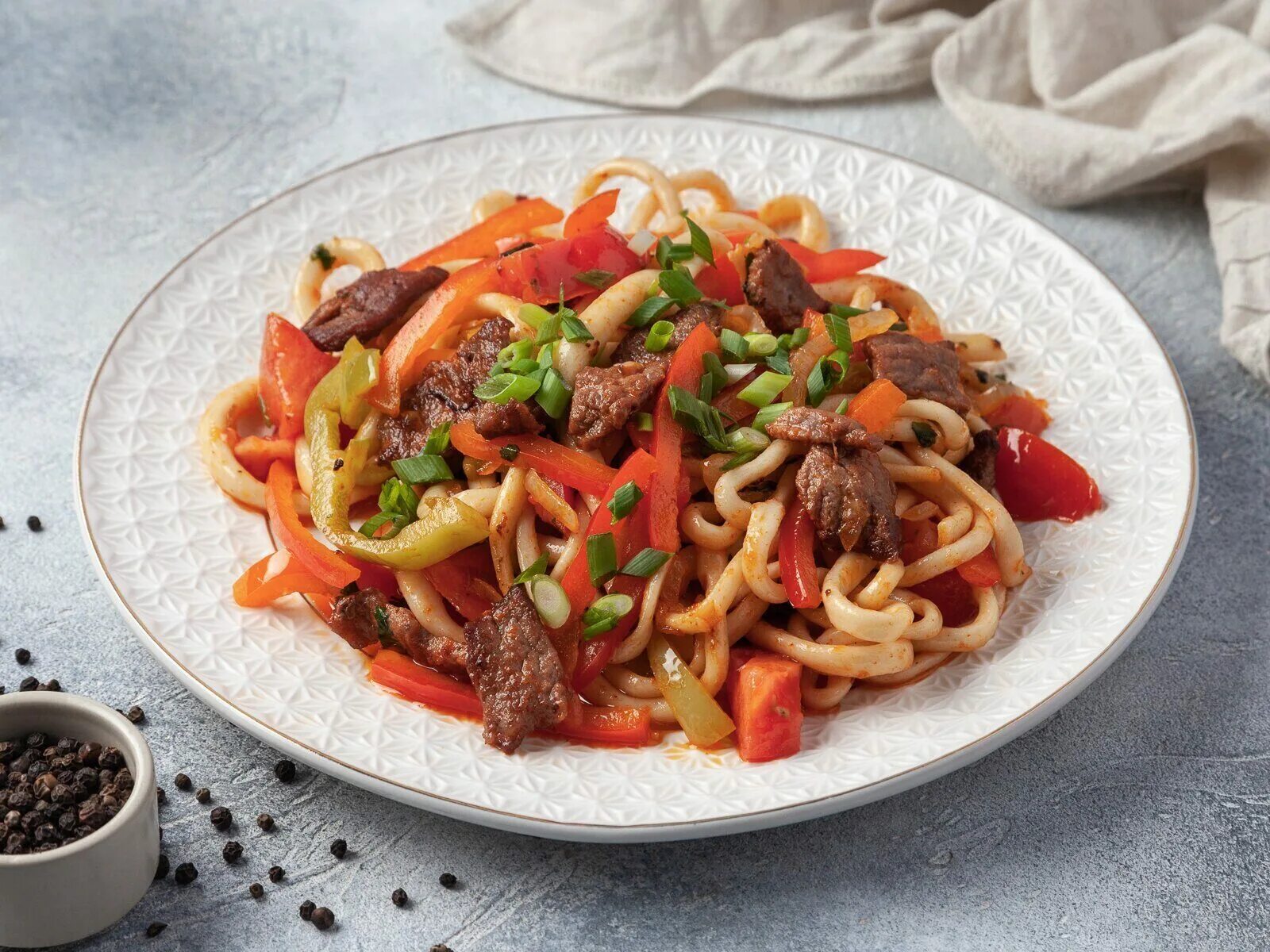 Лагман хаус ташкент. Каурма лагман узбекский. Жареный лагман с говядиной. Жареный лагман с говядиной. Каурма лагман.