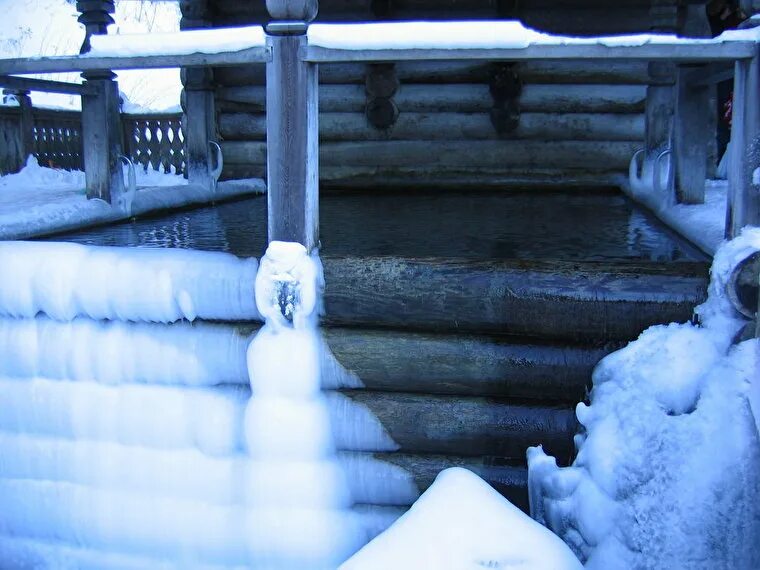 купель сергия радонежского сергиев посад. гремячий ключ купель зимой. гремячий ключ крещение 2024. крещение на гремячем ключе. гремячий ключ сергиев посад крещение.